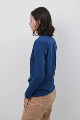 Remera de manga larga con escote en V, confeccionada en algodón de doble capa con diseño ajustado al cuerpo.