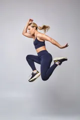 Calza deportiva larga color verde militar, de tiro alto y largo hasta el tobillo.