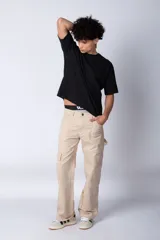 Remera de corte boxy y holgado, confeccionada en algodón pesado, con cuello redondo y diseño liso.