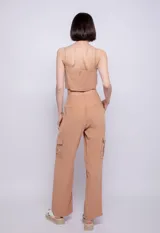 Pantalón verde claro, ancho, con pinzas, bolsillos cargo en laterales, presillas, cierre y tres botones.