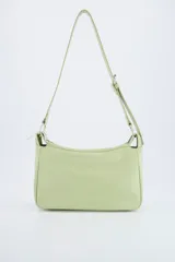 Bolso crossbody de efecto cuero en color negro, con diseño compacto, cierre superior y correa ajustable con hebilla metálica.
