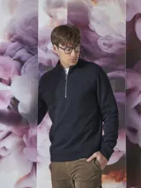 Buzo de frisa azul marino con cuello alto y cierre metálico azul.