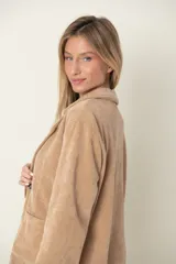 Blazer italiano marrón de un botón con bolsillos frontales.