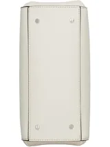 Cartera tipo tote de Calvin Klein, confeccionada en piel sintética lisa color blanco. Presenta doble asa de mano ajustable, correa cruzada extraíble y ajustable, cierre principal con cremallera y detalles metálicos plateados con el logo de la marca.