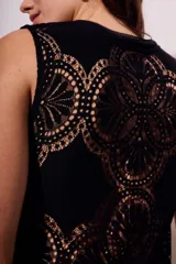 Blusa negra sin mangas de encaje con botones frontales.