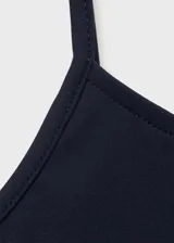 Top negro de tirantes finos, con escote recto y diseño entallado al cuerpo.