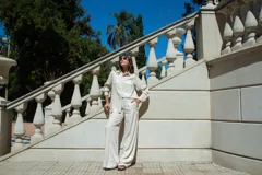 Conjunto de dos piezas compuesto por camisa de manga larga con botones frontales y pantalón de corte recto, ambos en color negro con estampado de pequeños puntos brillantes tipo strass.