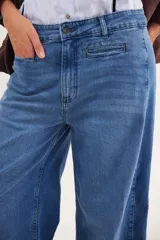 Pantalón de jean con corte recto y tiro medio-alto, de calce relajado y diseño clásico en color azul medio.