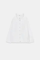 Chaqueta de cuello subido con cierre frontal de botones a presión. Presenta manga larga con hombro caído, bolsillos laterales de vivo y bajo ajustable con cordones.
