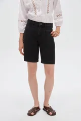 Short de jean negro de tiro alto, corte ancho, con pinzas delanteras y presillas para cinto.