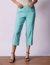 Pantalón capri de gabardina elastizada color beige, marca Zac & Reachel. Pretina ancha elastizada. Delantera y trasera con bolsillos simulados.