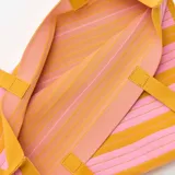 Bolso grande estilo cabás a rayas horizontales en tonos amarillo y rosado, con asas dobles de hombro.