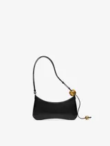 Bolso de hombro Jacquemus Le Bisou Perle, estructurado en piel lisa negra, con correa de hombro ajustable decorada con ab cuentas grandes efecto carey. Incluye logotipo metálico dorado en la parte frontal y herrajes metálicos a juego.