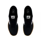 Championes New Balance modelo NM 440, color negro con logo blanco y suela marrón.