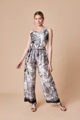 Top italiano de satén de seda estampado con motivos florales en blanco y negro, breteles finos y escote en V.