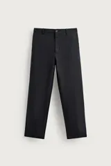 Pantalón straight fit negro de tejido compacto de algodón con estructura twill, bolsillos frontales y traseros con vivo y botón, con cierre frontal con cremallera y botón.