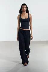 Top corto color marrón oscuro, de corte ajustado, con escote cuadrado y tirantes anchos.