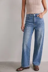Pantalón jean de tiro alto con calce baggy y diseño de pernera ancha, en tono azul lavado.