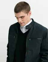 Campera de estilo casual con cierre frontal, cuello alto con broche y bolsillos laterales con cierre. Presenta un diseño liso y funcional, ideal para uso diario.