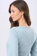 Remera de manga larga con cuello redondo, confeccionada en tejido de algodón suave con caída ligera y corte clásico.