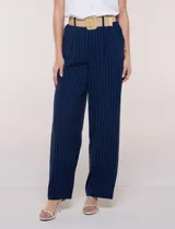 Pantalón wide leg blanco con finas rayas verticales oscuras, tiro alto, bolsillos laterales y pinzas frontales. Incluye un cinturón trenzado de rafia con hebilla rectangular.