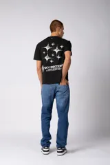 Pantalón de jean de corte recto en color celeste claro, con diseño clásico de cinco bolsillos y costuras reforzadas.