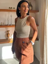 Short color terracota con pinzas frontales, tiro alto y bolsillos laterales.