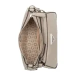 Cartera bandolera Guess modelo Holly, de diseño multicapa en color gris topo con grabado de monograma en relieve y herrajes plateados. Incluye correa ajustable con hebilla y el logo triangular distintivo de la marca en el frente.