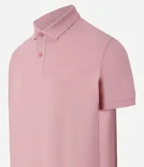 Remera polo de corte comfort, confeccionada en algodón peruano de alta calidad. Presenta cuello clásico con tapeta de botones y mangas cortas. Diseño liso y texturizado, ideal para un look casual y fresco.