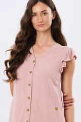 Vestido corto color beige con escote en V, sin mangas con volados en los hombros y cierre frontal de botones. Cuenta con falda con volado en el ruedo.