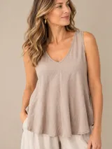 Musculosa de satén color negro, con escote en V y diseño evasé de corte amplio.