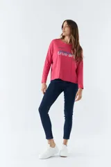 Pantalón de jean negro, corte skinny, tiro medio, con logo bordado y pasacinto.