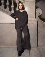 Pantalón oxford de punto color negro con lurex y viscosa. Tejido italiano de alta calidad con orificios pequeños a los costados.