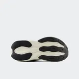 Championes de running New Balance modelo Fresh Foam X More, color negro con detalles en blanco. Presentan una entresuela Fresh Foam X sobredimensionada en color crema para máxima amortiguación y una parte superior de malla transpirable.