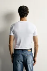 Camiseta slim fit de manga corta y cuello redondo en color gris.