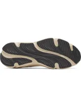 Championes de running Under Armour modelo Rogue 6, color beige, con capellada de malla transpirable y entresuela Charged+ para mayor amortiguación y respuesta.