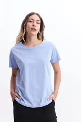 Remera blanca de algodón con cuello redondo y calce regular.