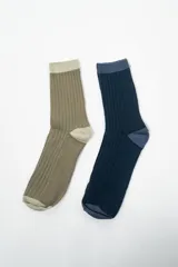 Par de medias acanaladas, una color marrón claro con puntera y talón beige, y otra color azul marino con puntera y talón azul.