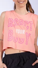Top sin mangas, corte crop, color amarillo claro, con estampado frontal en rosa que dice "RESPECT YOUR BODY".