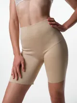 Short modelante de tiro alto confeccionado en microfibra, con diseño de ajuste cómodo y borde antideslizante. Cuenta con fundillo de algodón para mayor frescura.