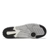 Championes de caña alta New Balance 650, color blanco con detalles en negro y gris.