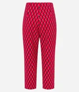Pantalón recto de crepé color rojo con estampado geométrico, detalle metálico en la cintura y bolsillos laterales.