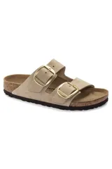 Sandalias Birkenstock Arizona Big Buckle, color arena, con dos correas anchas de cuero nobuk y hebillas grandes doradas.