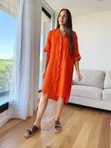 Sandalias bajas de cuero color marrón con doble tira ancha, una lisa y otra charolada.