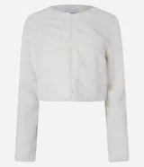 Saco corto de pelo artificial color blanco, con cuello redondo, manga larga y cierre frontal mediante ganchos ocultos. Presenta una textura con diseño de franjas horizontales.