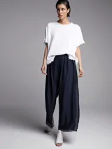 Pantalón palazzo azul marino de seda con cintura elastizada.