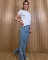Jeans de tiro medio en denim extra soft, con diseño de pierna ancha tipo wide leg.