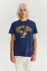Remera azul de algodón con cuello redondo y estampado frontal de un águila en vuelo con el texto "Soaring High" y el logo de Levi's en amarillo.