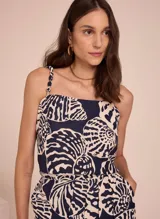 Top sin mangas con estampado de conchas marinas en tonos azul marino y blanco.