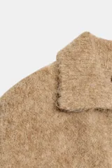 Sweater color beige de punto con cuello polo y mangas largas. Tejido con efecto cepillado.